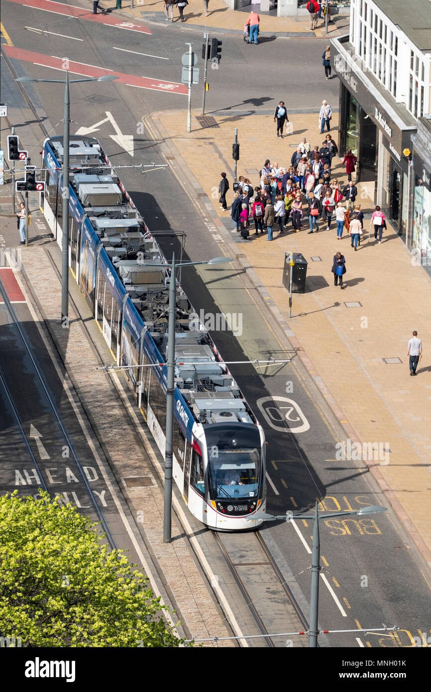 Edinburgh tram su Princes Street via dello shopping nel centro di Edimburgo, Scozia, Regno Unito Foto Stock