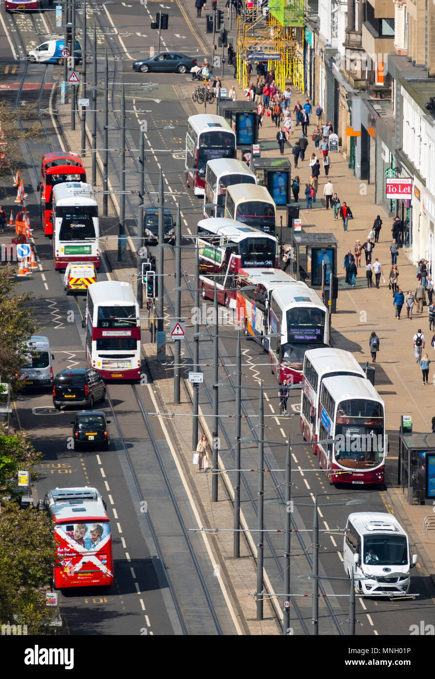 Occupato gli autobus del trasporto pubblico il traffico su Princes Street via dello shopping nel centro di Edimburgo, Scozia, Regno Unito Foto Stock