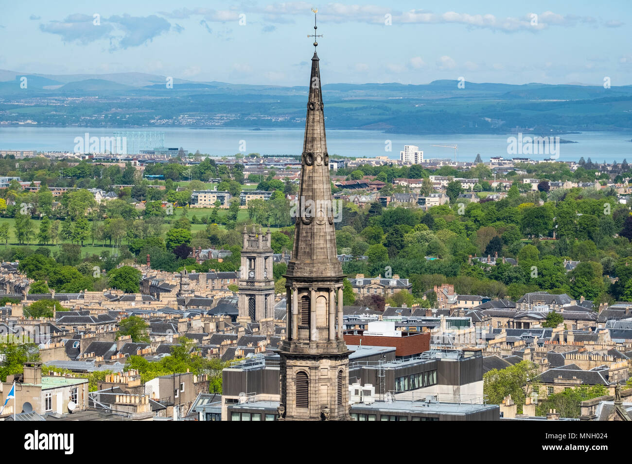 Vista di Sant'Andrea e Saint George's West campanile nella New Town di Edimburgo, in Scozia, Regno Unito Regno Unito Foto Stock