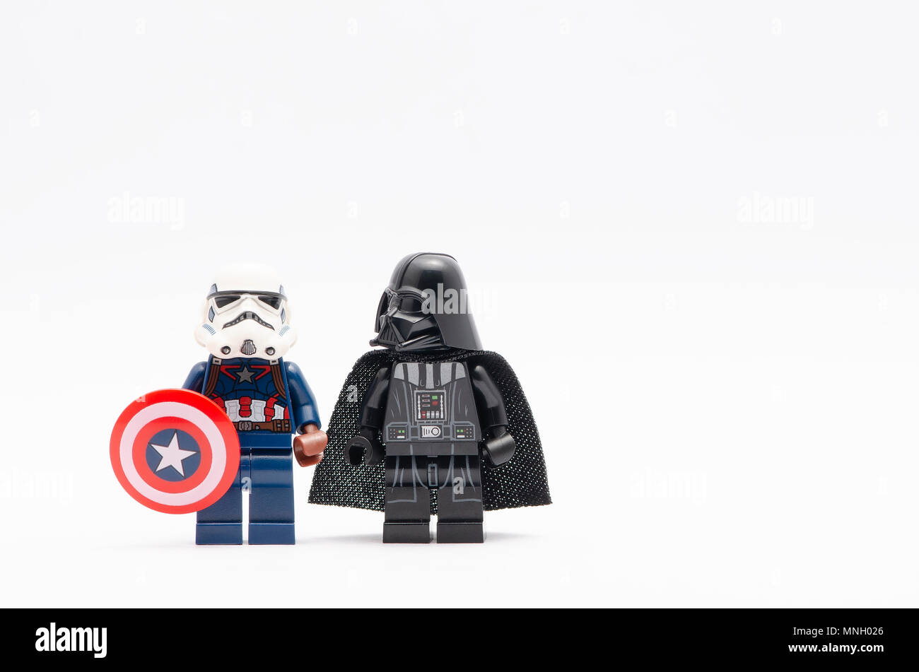 La mini figura del capitano America tempesta indossare casco trooper tenendo uno scudo con Darth Vader guardando. Lego minifigures sono fabbricati da Lego Foto Stock