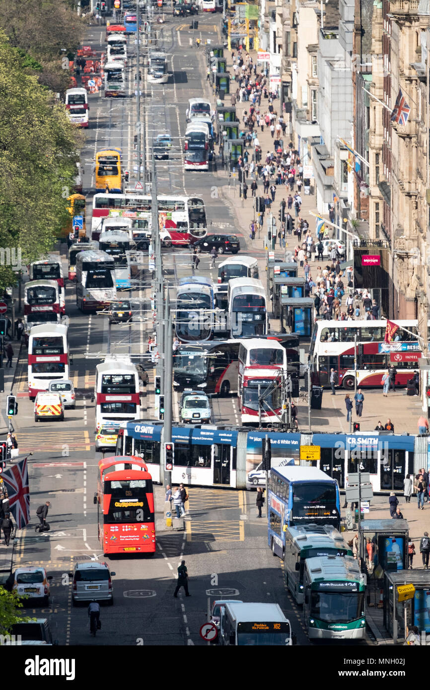 Il traffico intenso su Princes Street via dello shopping nel centro di Edimburgo, Scozia, Regno Unito Foto Stock