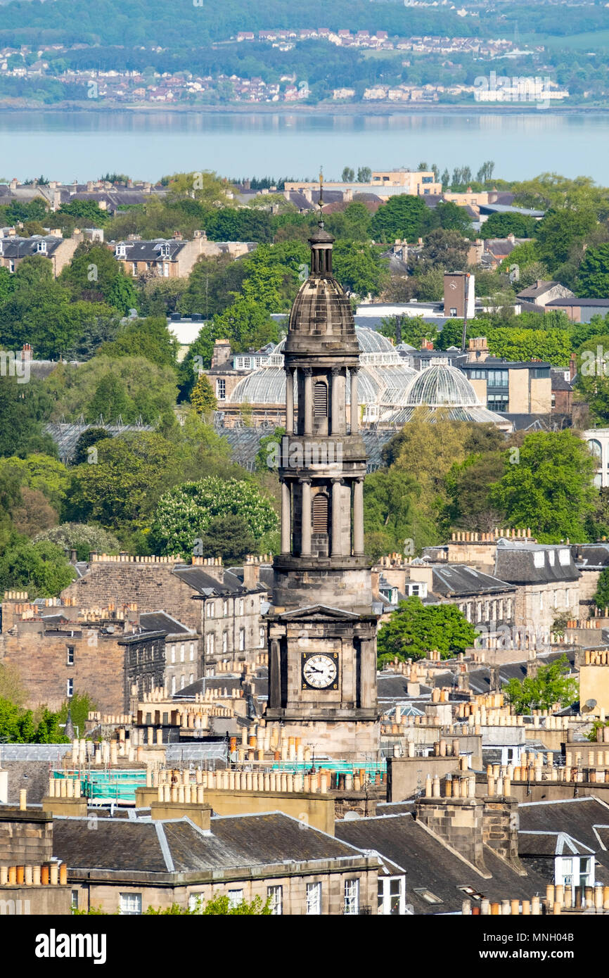 Vista della chiesa di Santo Stefano a Stockbridge sopra i tetti della città nuova di Edimburgo, in Scozia, Regno Unito Regno Unito Foto Stock