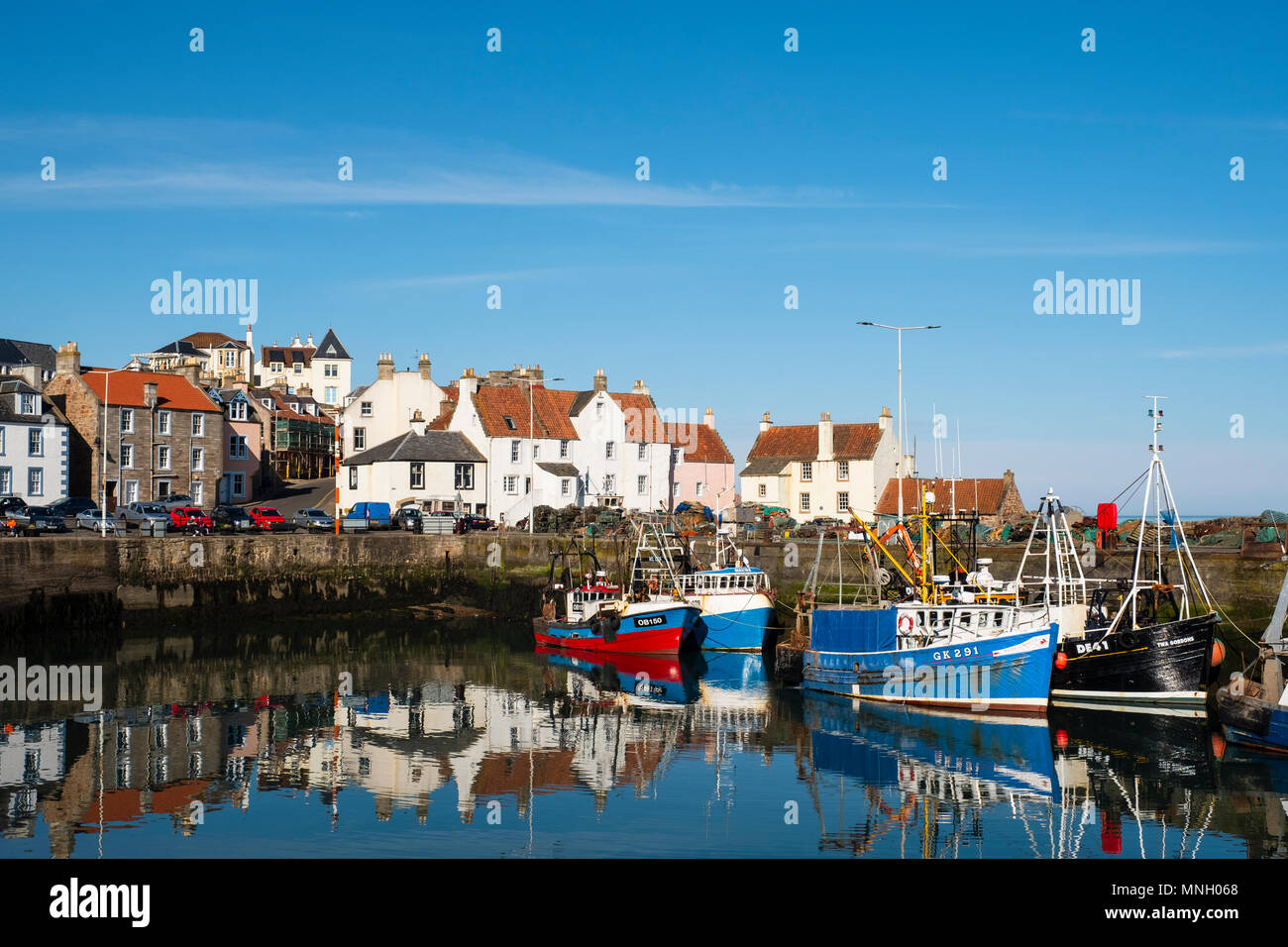 Porto di pescatori con molte barche da pesca a Pittenweem in East Neuk di Fife, Scozia, Regno Unito Foto Stock