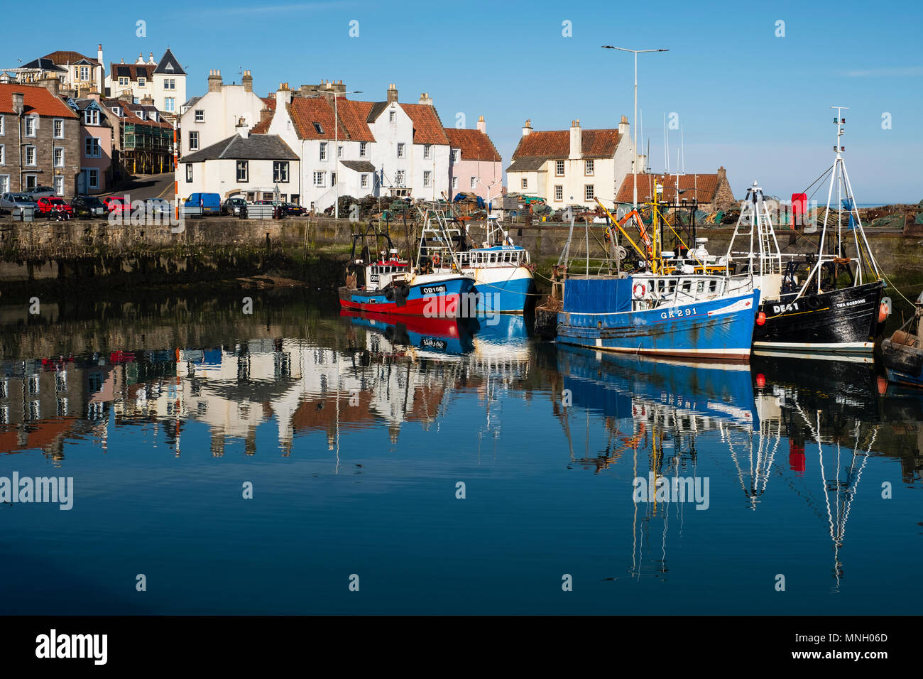 Porto di pescatori con molte barche da pesca a Pittenweem in East Neuk di Fife, Scozia, Regno Unito Foto Stock