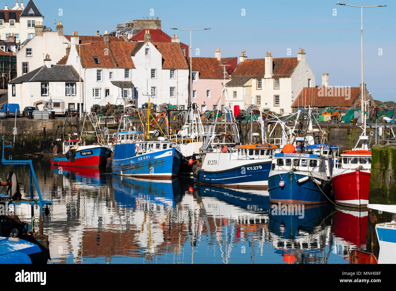 Porto di pescatori con molte barche da pesca a Pittenweem in East Neuk di Fife, Scozia, Regno Unito Foto Stock