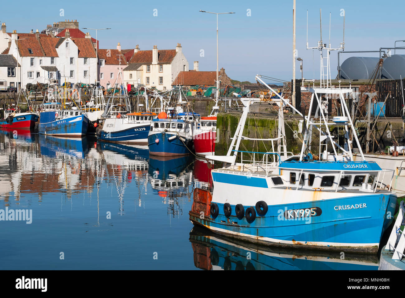 Porto di pescatori con molte barche da pesca a Pittenweem in East Neuk di Fife, Scozia, Regno Unito Foto Stock