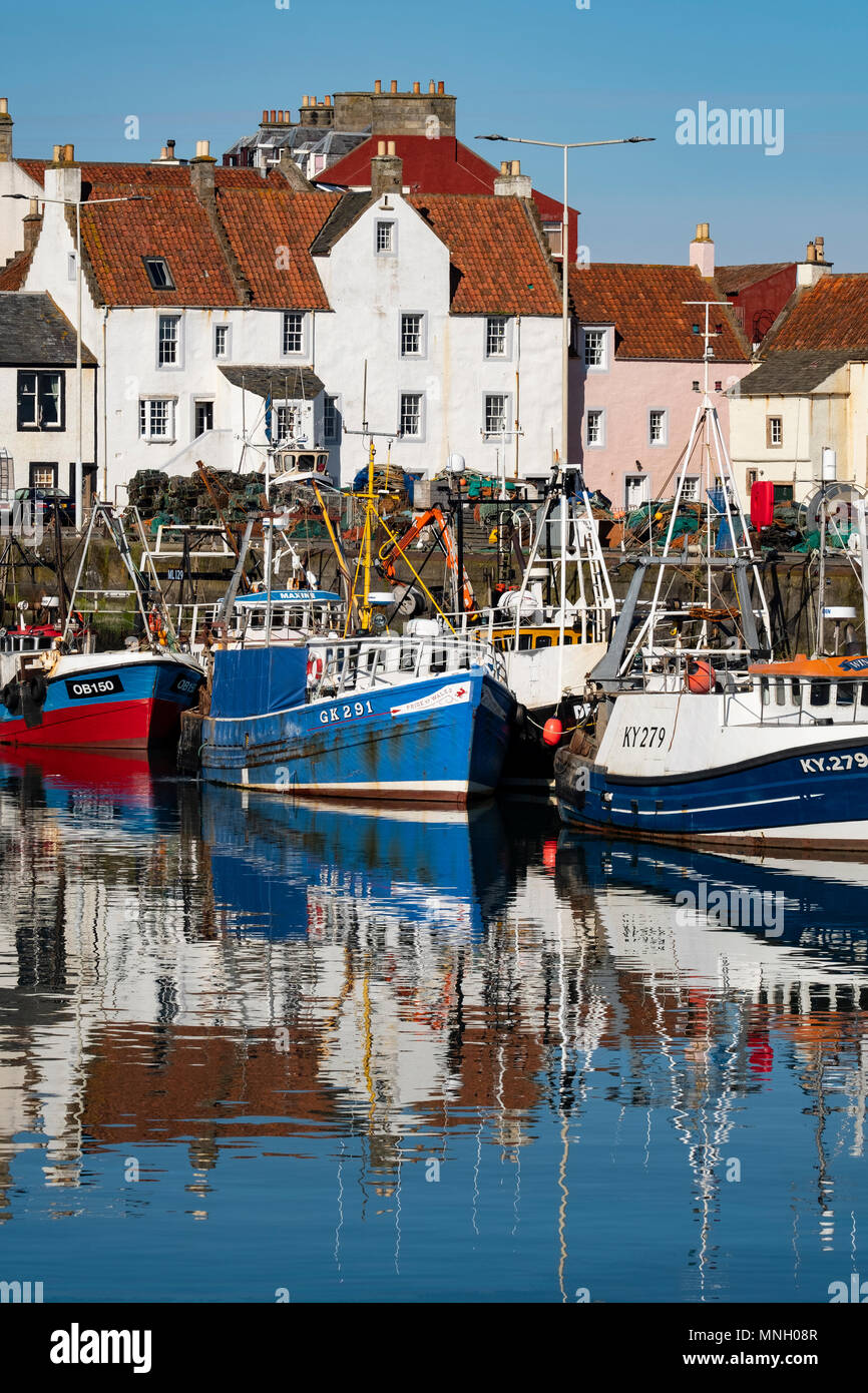 Porto di pescatori con molte barche da pesca a Pittenweem in East Neuk di Fife, Scozia, Regno Unito Foto Stock