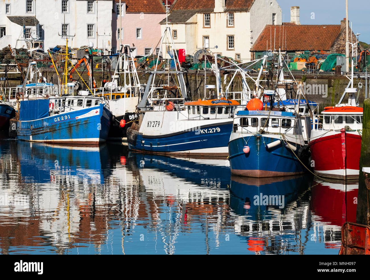 Porto di pescatori con molte barche da pesca a Pittenweem in East Neuk di Fife, Scozia, Regno Unito Foto Stock