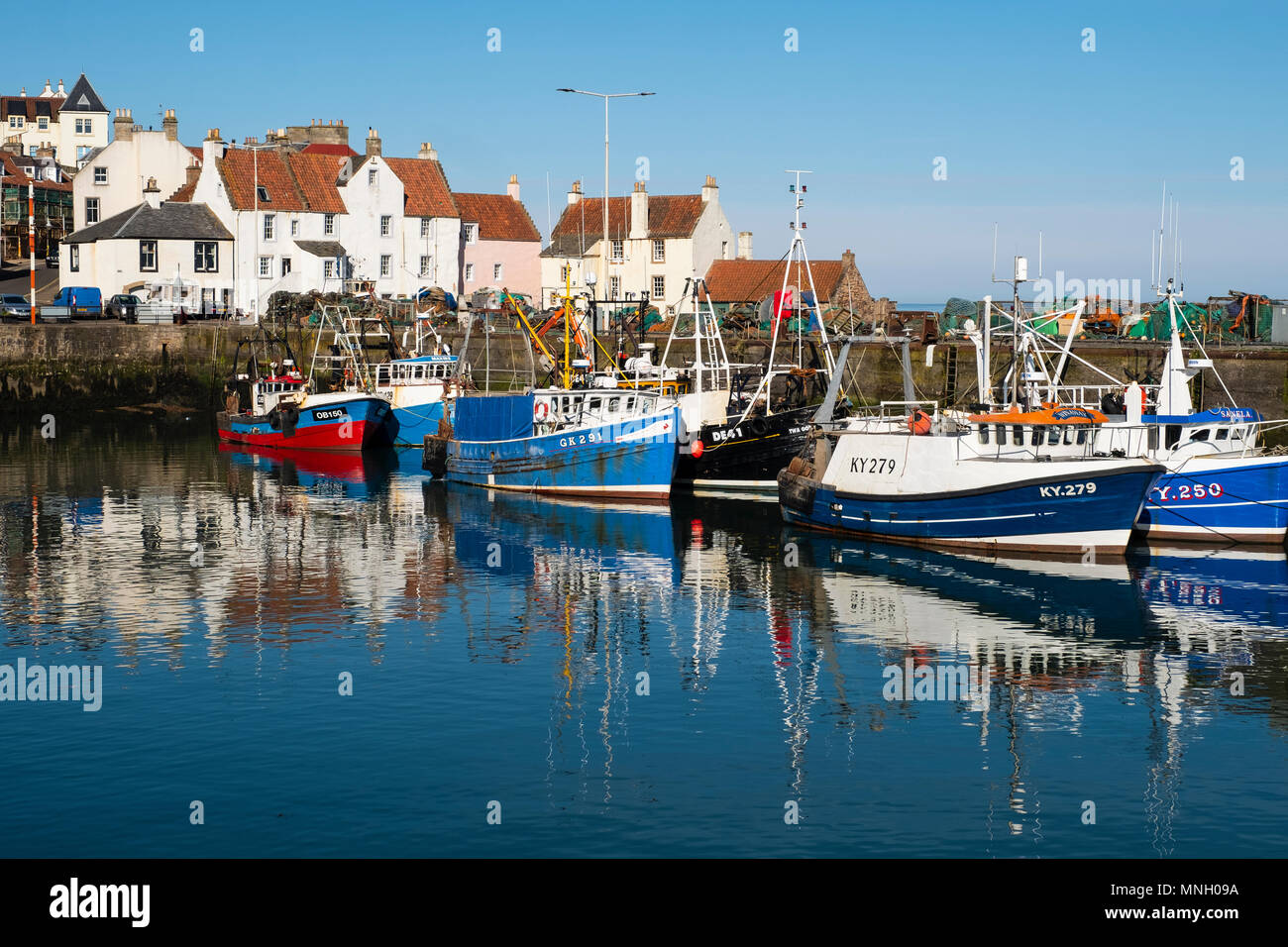 Porto di pescatori con molte barche da pesca a Pittenweem in East Neuk di Fife, Scozia, Regno Unito Foto Stock