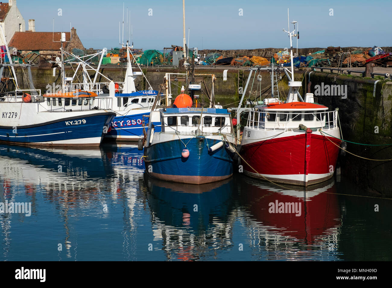 Porto di pescatori con molte barche da pesca a Pittenweem in East Neuk di Fife, Scozia, Regno Unito Foto Stock