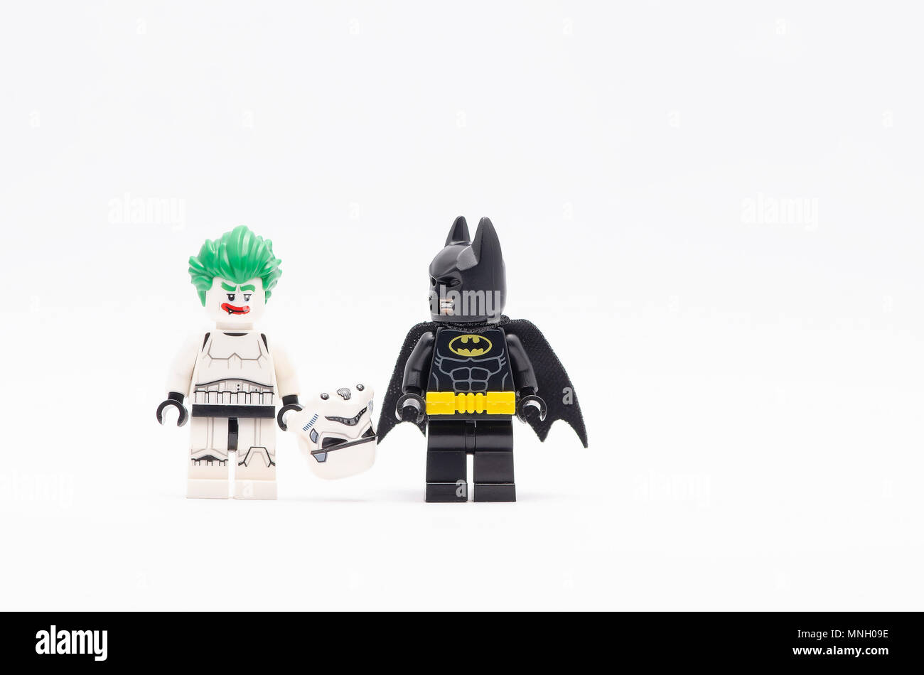 La mini figura di Batman la visione di Joker in storm trooper suit . Lego minifigures sono fabbricati da Lego. Foto Stock