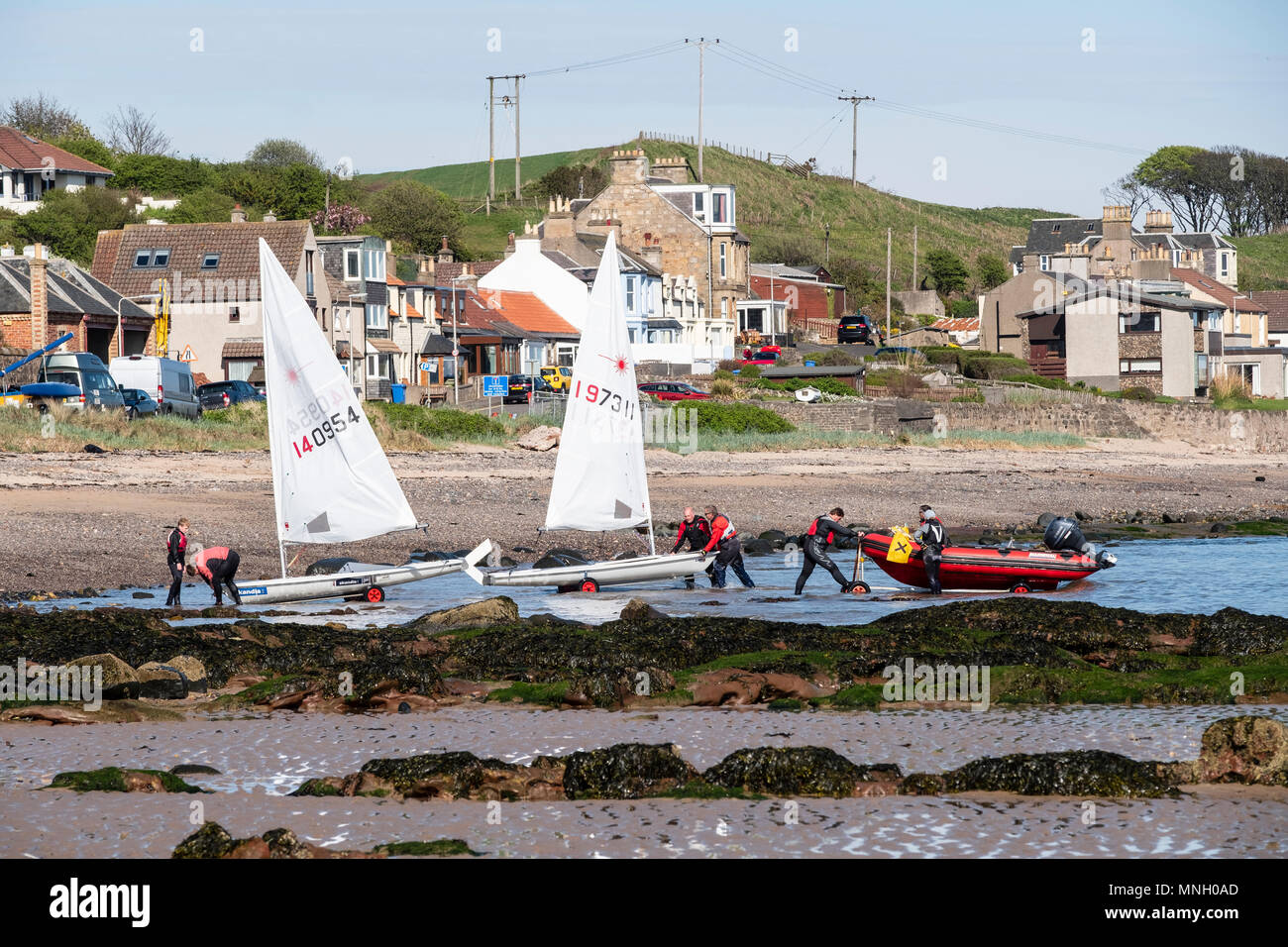 Barche a vela sulla spiaggia a Lower Largo villaggio in Fife, Scozia, Regno Unito Foto Stock