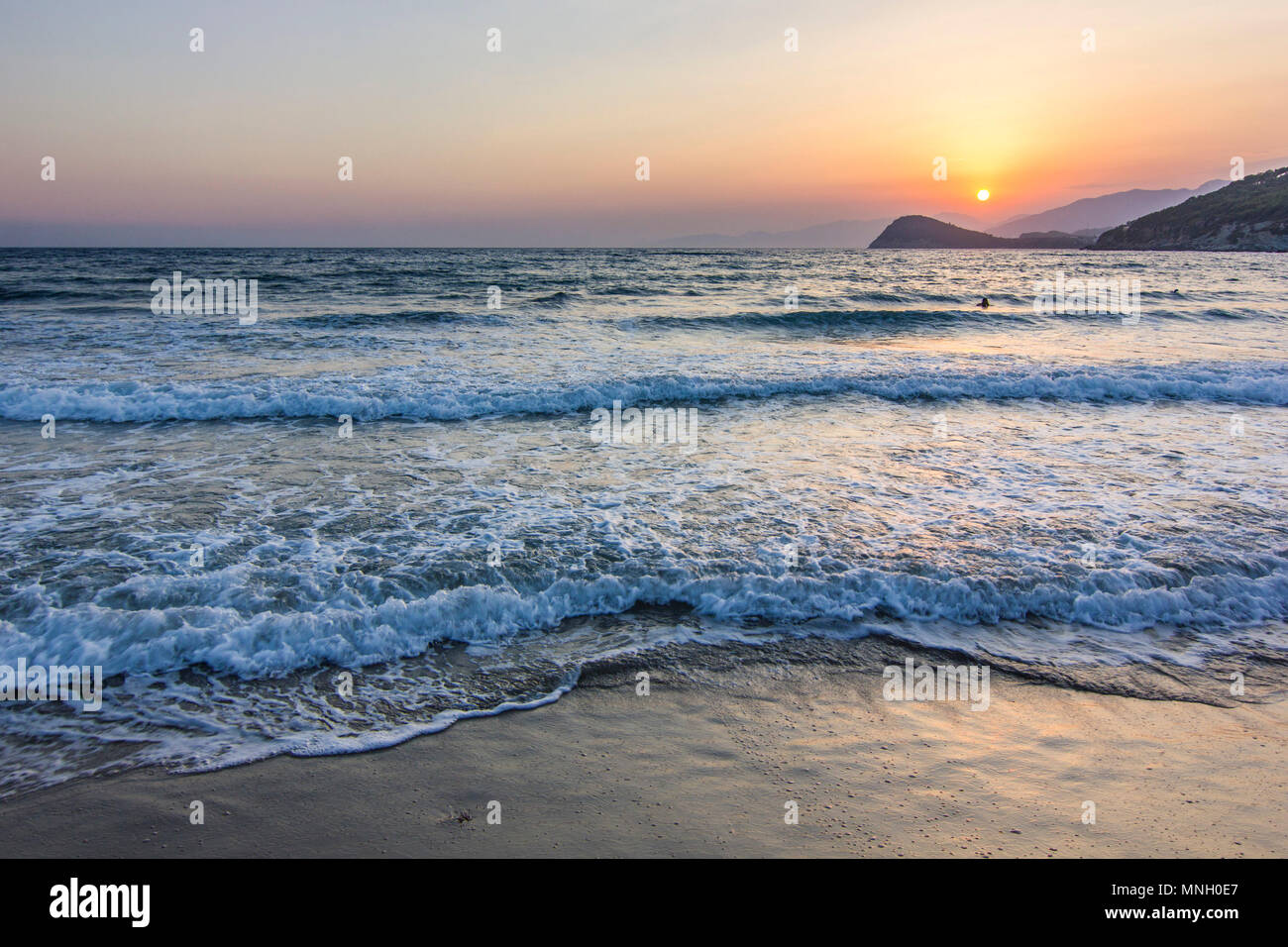 Colorato tramonto sul mare mediterranea Foto Stock