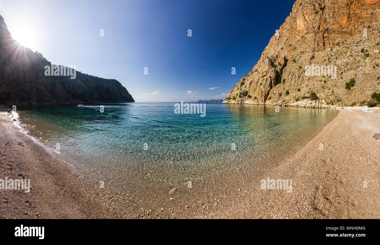 Colorato tramonto sul mare mediterranea Foto Stock