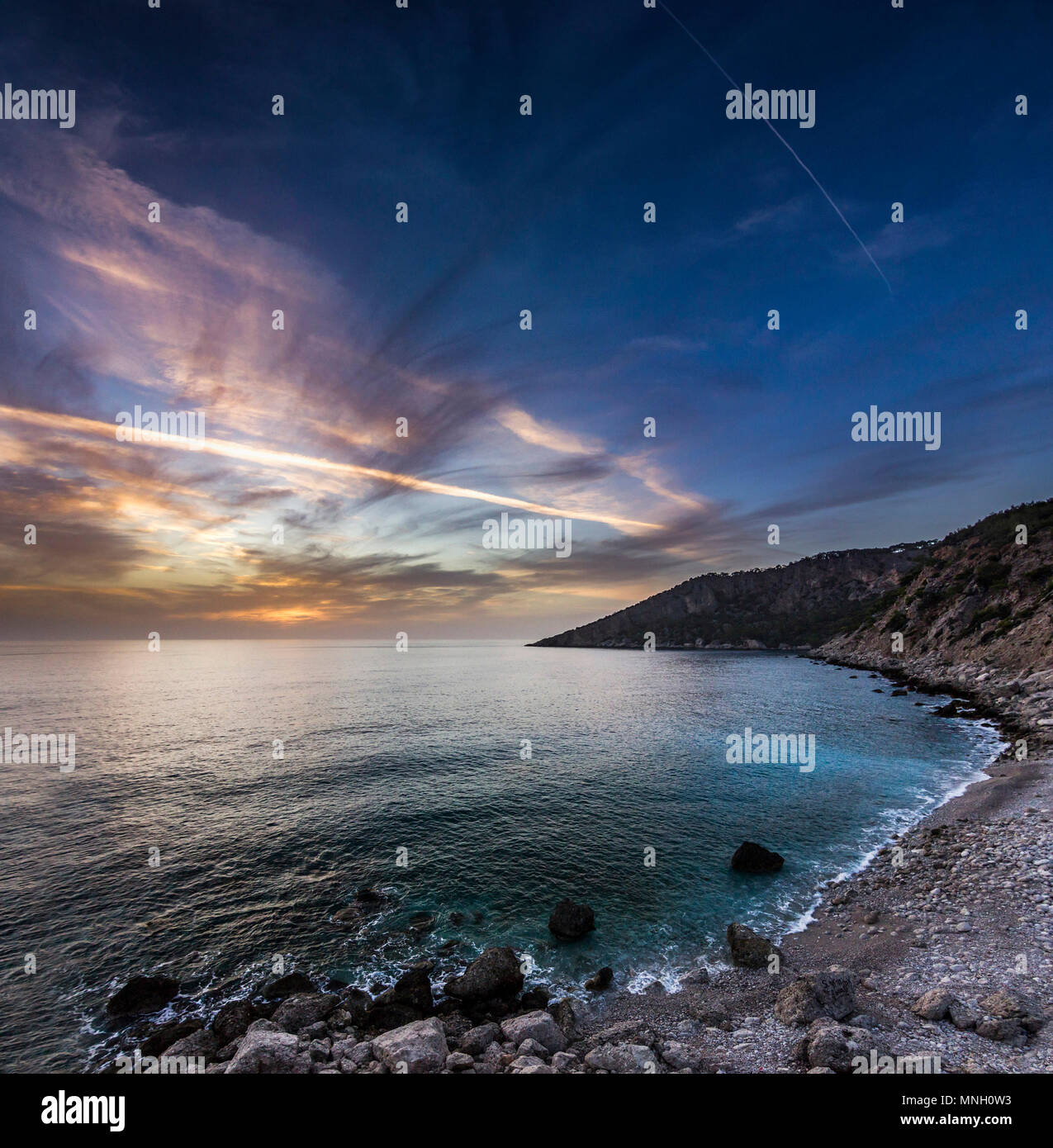 Sunrise colorati sul mare mediterranea Foto Stock