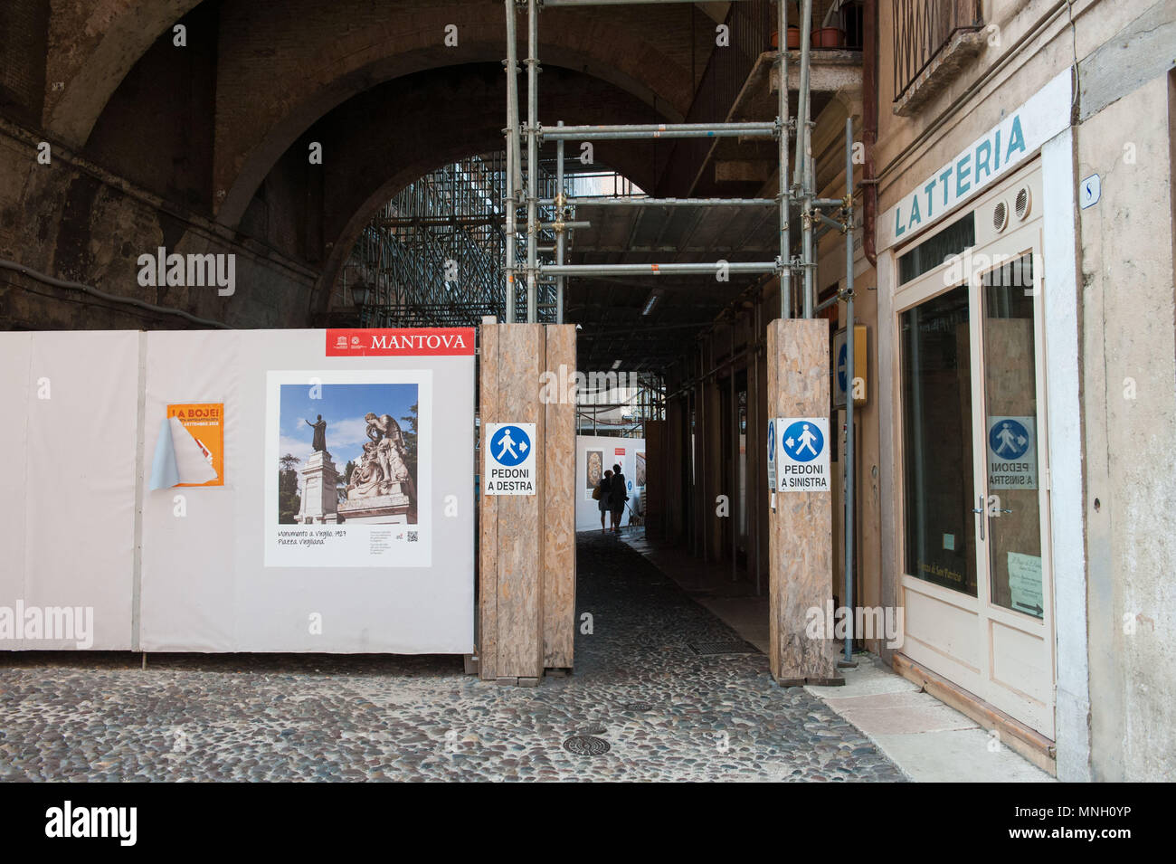 Mantova. Ponteggi per il recupero degli edifici danneggiati dal 2014 hearthquake. L'Italia. Foto Stock