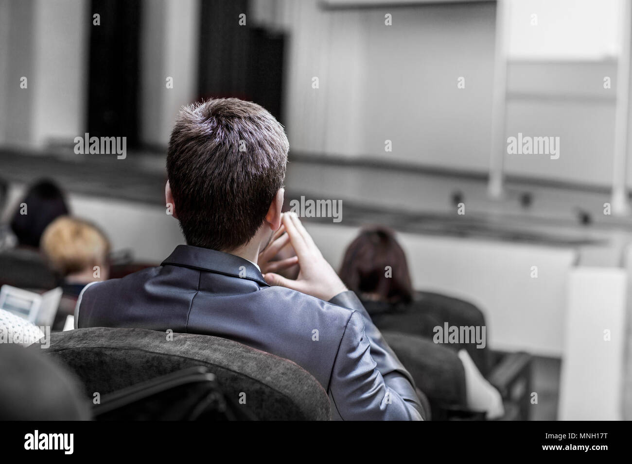 Gli studenti dei corsi business seduti nella sala conferenze per un training aziendale Foto Stock