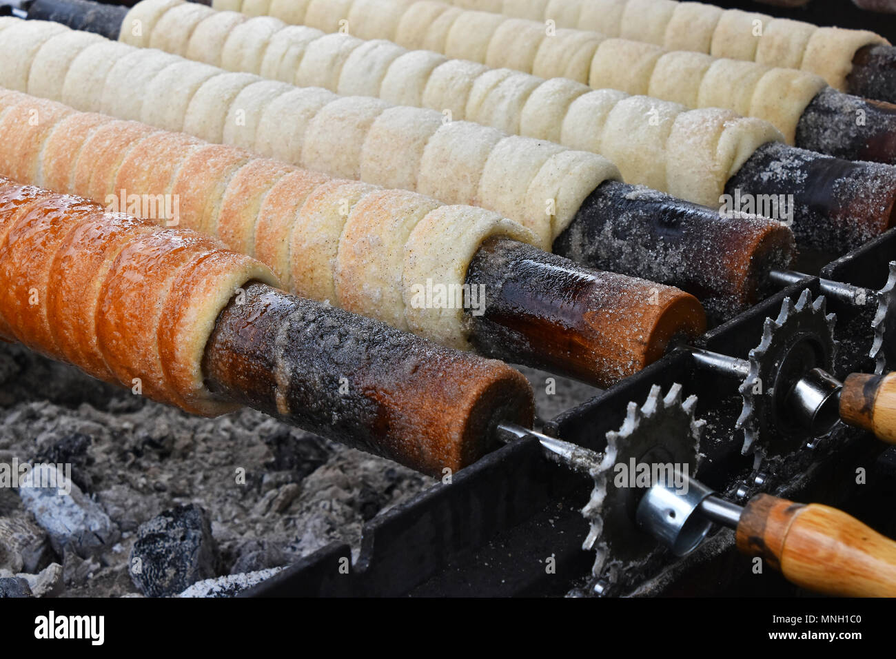 Close up Trdelnik dolce la cottura sulla griglia, spiedo questa torta è popolare in Europa, Austria, Ungheria, Slovacchia e Repubblica ceca, in particolare a Praga Foto Stock