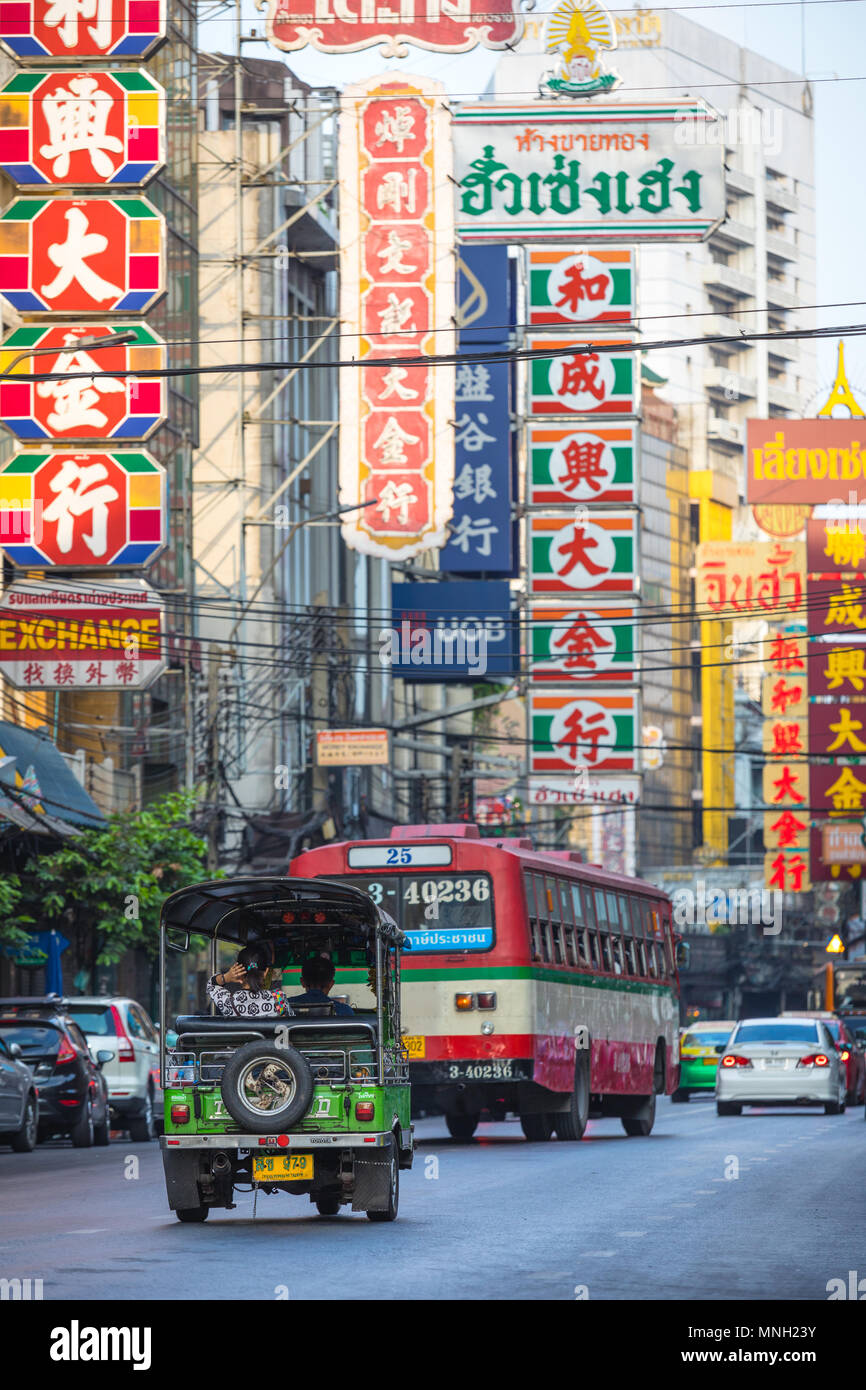 Chinatown , Bangkok , Thailandia - marzo 26 , 2017: il traffico intenso con cartelloni colorati in Yaowarat road,famosa strada di Chinatown Foto Stock