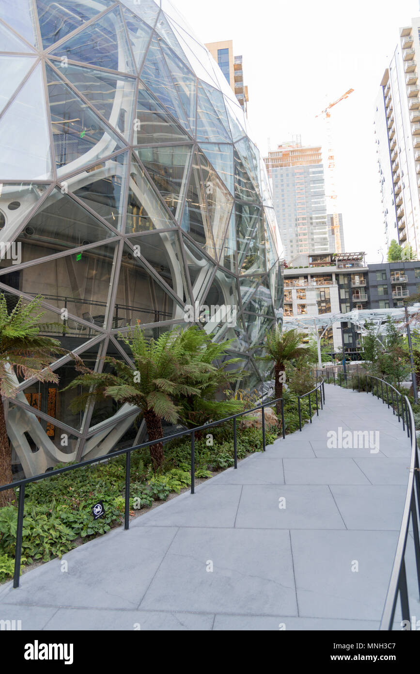 La società Amazon world headquarters in Seattle Washington nel sole pomeridiano, marciapiede ciclabile accanto le sfere. Foto Stock