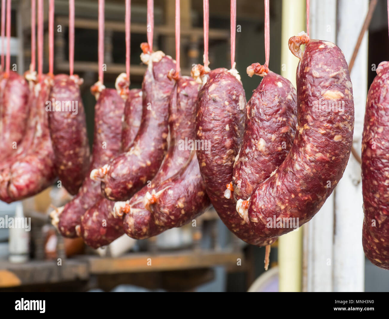 Materie Easthern thai piccante Salsiccia attaccata al legno, offuscata salsiccia anteriore, Foto Stock