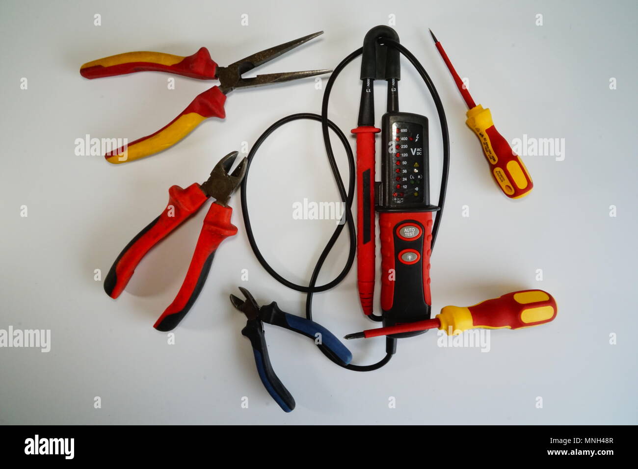 La sicurezza elettrica di misura e di apparecchiature di installazione (strumenti). Foto Stock