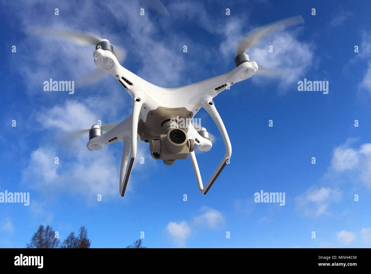 Sodertalje, Svezia - 4 Febbraio 2018: uno bianco DJI Phantom 4 Pro drone in volo. Foto Stock