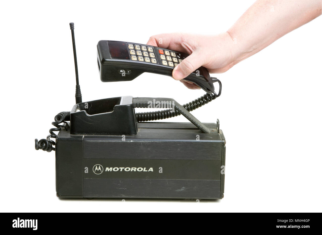 Hallstahammar, Svezia - 10 dicembre 2012: Una mano holdning il ricevitore di un degli anni ottanta era Motorola MCR 9500XL mobilephone utilizzato in Svezia. Foto Stock