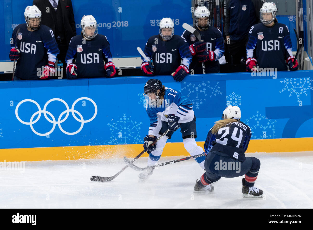 Riikka Valila (FIN) #13 e Dani Cameranesi (USA) #24 durante la USA-Finlandia le donne di hockey della concorrenza a giochi olimpici invernali PyeongChang 2018 Foto Stock