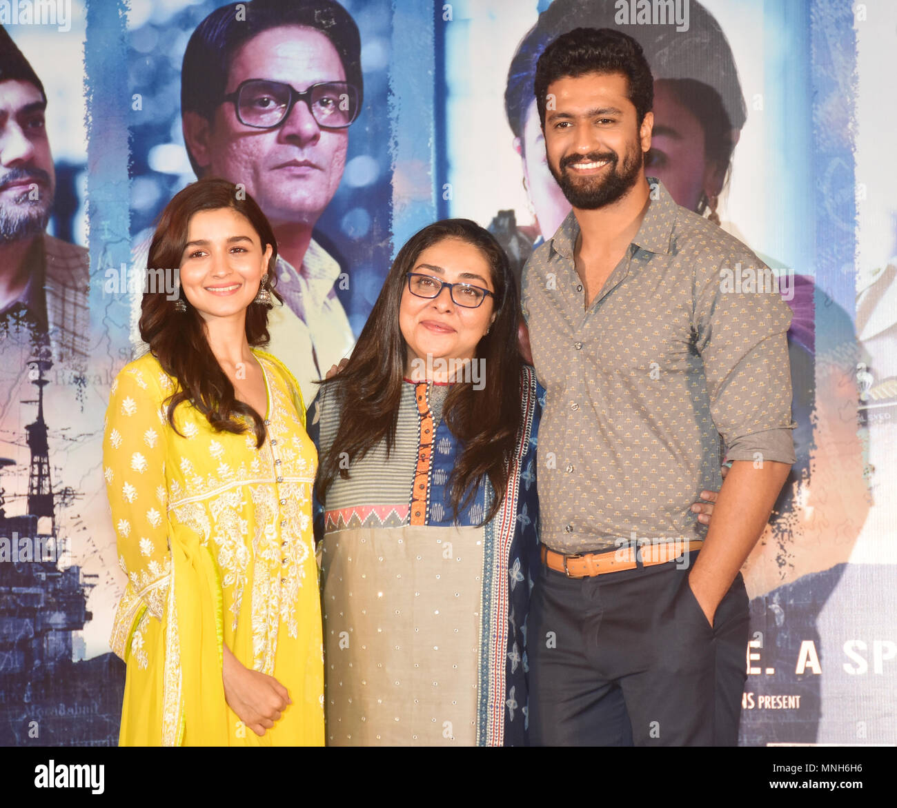 Indian film attrice Alia Bhatt, direttore Meghna Gulzar e attore Vicky Kaushal posano per una foto durante il successo delle parti di pellicola Raazi al hotel Taj Lands End, Bandra di Mumbai. Foto Stock