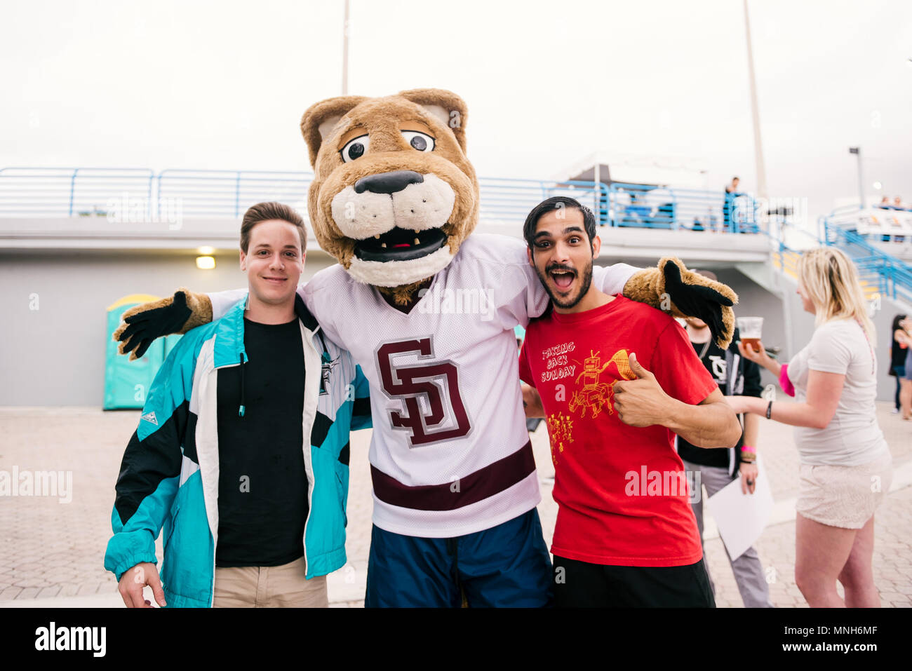 Due giovani uomini visto che posano per una foto con un carattere mentre godendo la performance live durante il Parkland forte concerto di beneficio. Florida del Sud tiene un concerto benefico per raccogliere fondi per Marjory Stoneman Douglas le famiglie delle vittime e i sopravvissuti. 3 mila persone hanno partecipato alla soldout mostrano, a sostegno delle loro comunità. Foto Stock