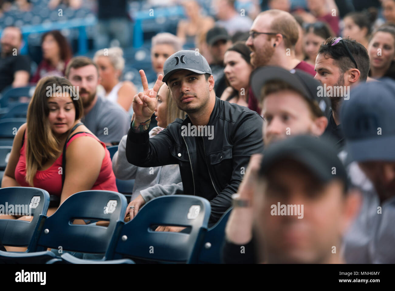 Un uomo visto che posano per una foto mentre godendo la performance live durante il Parkland forte concerto di beneficio. Florida del Sud tiene un concerto benefico per raccogliere fondi per Marjory Stoneman Douglas le famiglie delle vittime e i sopravvissuti. 3 mila persone hanno partecipato alla soldout mostrano, a sostegno delle loro comunità. Foto Stock