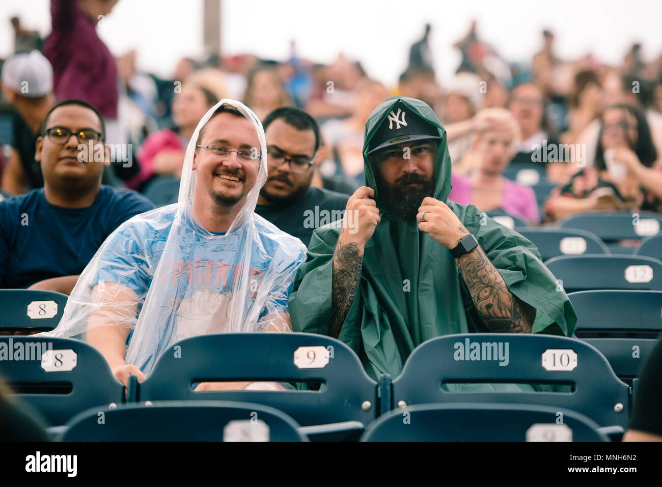 Due uomini visto godendo la performance live durante il Parkland forte concerto di beneficio. Florida del Sud tiene un concerto benefico per raccogliere fondi per Marjory Stoneman Douglas le famiglie delle vittime e i sopravvissuti. 3 mila persone hanno partecipato alla soldout mostrano, a sostegno delle loro comunità. Foto Stock