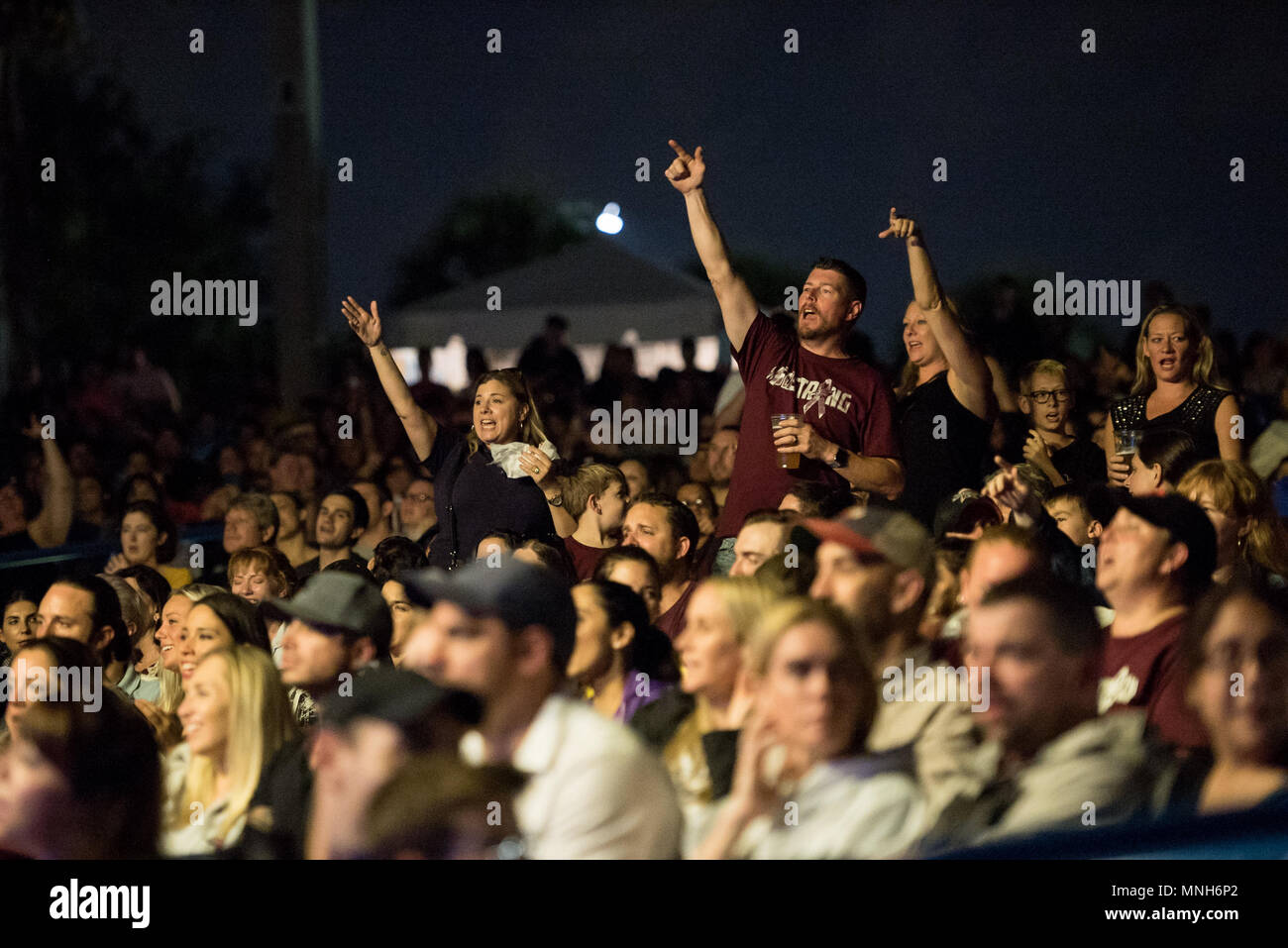 La gente vede godendo la performance live durante il Parkland forte concerto di beneficio. Florida del Sud tiene un concerto benefico per raccogliere fondi per Marjory Stoneman Douglas le famiglie delle vittime e i sopravvissuti. 3 mila persone hanno partecipato alla soldout mostrano, a sostegno delle loro comunità. Foto Stock