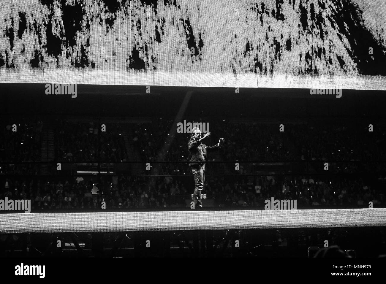 U2 performing live sull'esperienza innocenza Tour al Forum di Los Angeles, CA USA il 16 maggio 2018. Credito: Kevin Estrada/MediaPunch Foto Stock