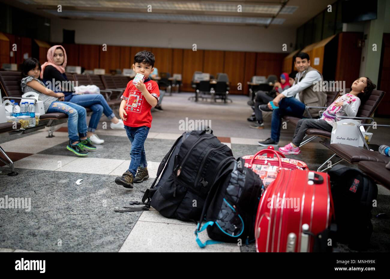 17 maggio 2018, Germania Berlino: una famiglia di profughi dall'Afghanistan in attesa per la trasformazione della loro procedura di asilo a iniziare in Landesamt fuer Fluechtlingsangelegenheiten (lit. agenzia di Stato per questioni dei rifugiati). Foto: Kay Nietfeld/dpa Foto Stock
