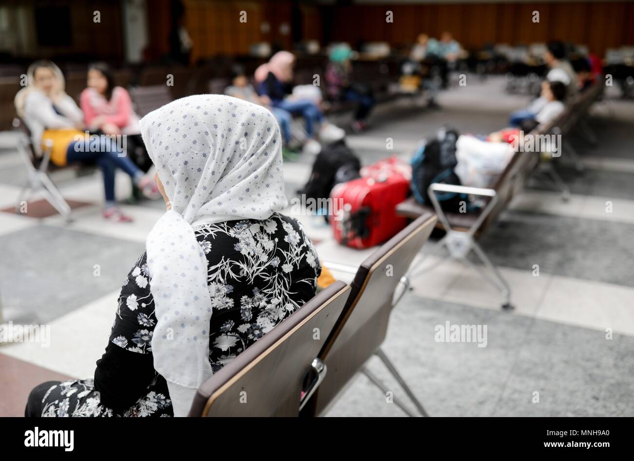 17 maggio 2018, Germania Berlino: una famiglia di profughi dall'Afghanistan in attesa per la loro procedura d' asilo per essere trasformati presso l'Landesamt fuer Fluechtlingsangelegenheiten (lit. agenzia di Stato per questioni dei rifugiati). Foto: Kay Nietfeld/dpa Foto Stock