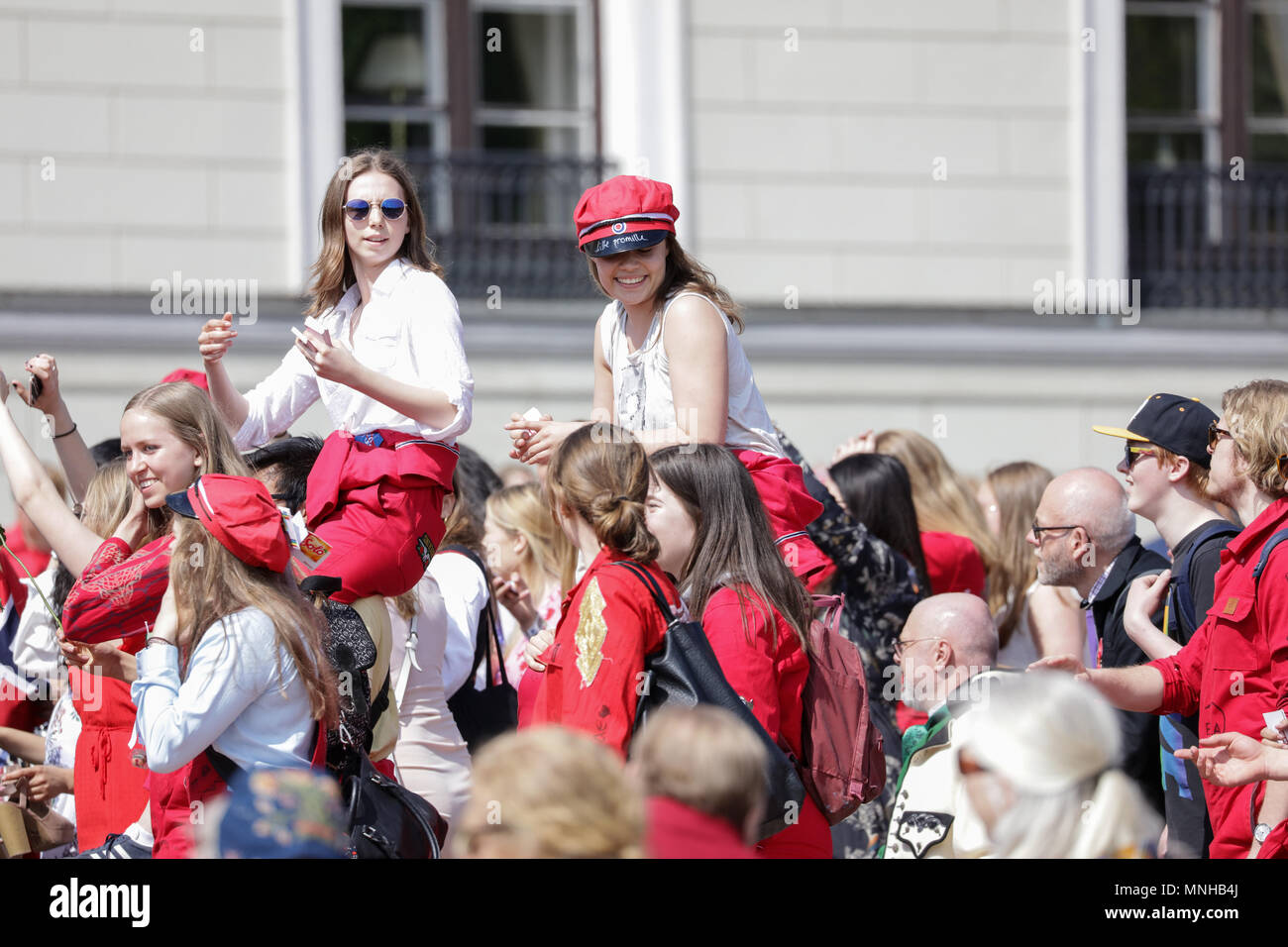 Norvegia - Oslo, 17 maggio 2018. I norvegesi in tutte le età e tutti i vestiti in costumi tradizionali parade Slottsplassen durante la celebrazione annuale della costituzione norvegese giorno, a cui si fa riferimento anche come Sytttende Mai, nel centro di Oslo. (Photo credit: Gonzales foto - Stian S. Moller). Credito: Gonzales foto/Alamy Live News Foto Stock