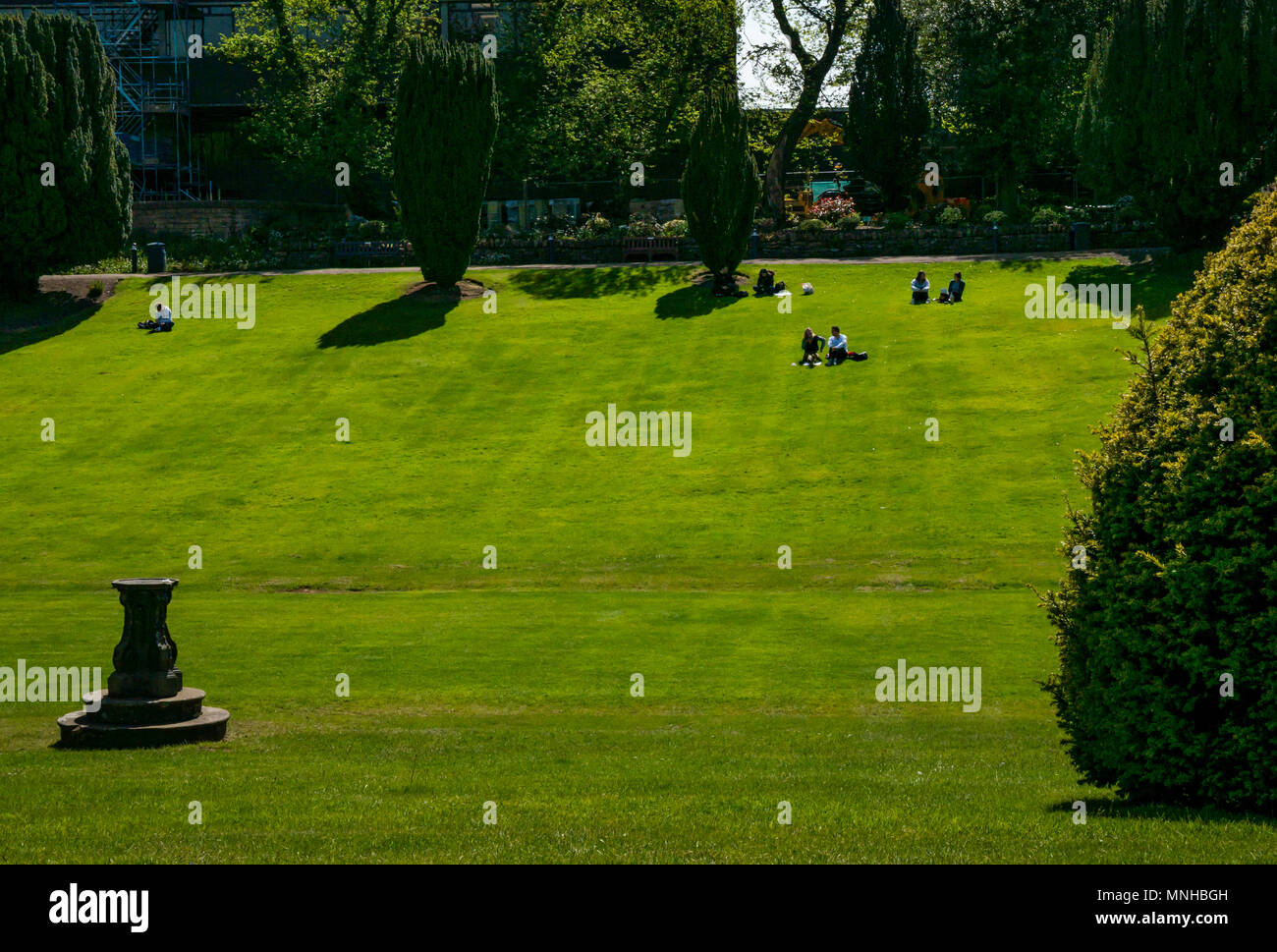 Heriot Watt University campus, Edimburgo, Scozia, Regno Unito, 17 maggio 2018. Gli studenti gode di una posizione soleggiata pausa pranzo nel giardino sommerso su Riccarton station wagon se il campus Foto Stock