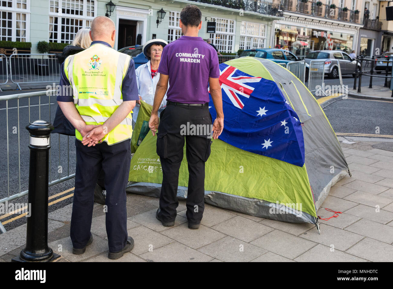 Windsor, Regno Unito. Il 17 maggio 2018. Comunità operai chiedere Carleen Quirk, 57, dall'Australia per smantellare la sua tenda sul pavimento vicino al Guildhall. Onorevole Quirk ha accampato per vari precedenti matrimoni reali in quanto quella della Principessa Alexandra nel 1963. La Thames Valley Police sono state imporre un divieto sulle tende lungo la processione itinerario per evitare blocchi di pavimentazione. Credito: Mark Kerrison/Alamy Live News Foto Stock