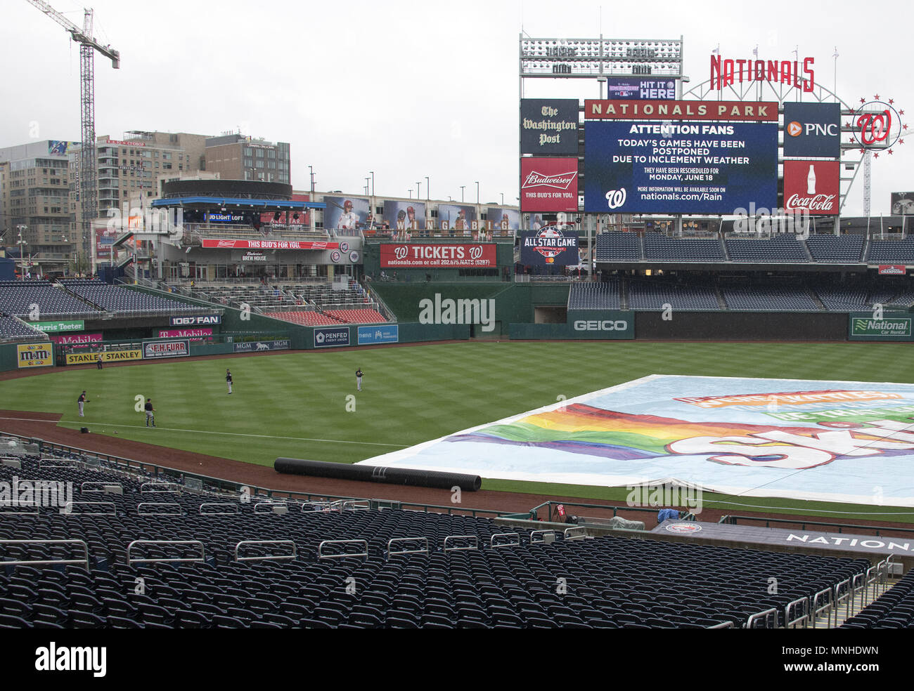 Washington, Distretto di Columbia, Stati Uniti d'America. 16 Maggio, 2018. New York Yankees giocatori coraggiosi la pioggia cadente dopo la partita contro i cittadini di Washington gioco a cittadini Parco di Washington, DC è stata rinviata a causa della pioggia su Mercoledì, 16 maggio 2018. I due giochi, uno per completare il gioco di ieri e quella prevista per oggi si disputeranno il lunedì, 18 giugno 2018.Credit: Ron Sachs/CNP. Credito: Ron Sachs/CNP/ZUMA filo/Alamy Live News Foto Stock