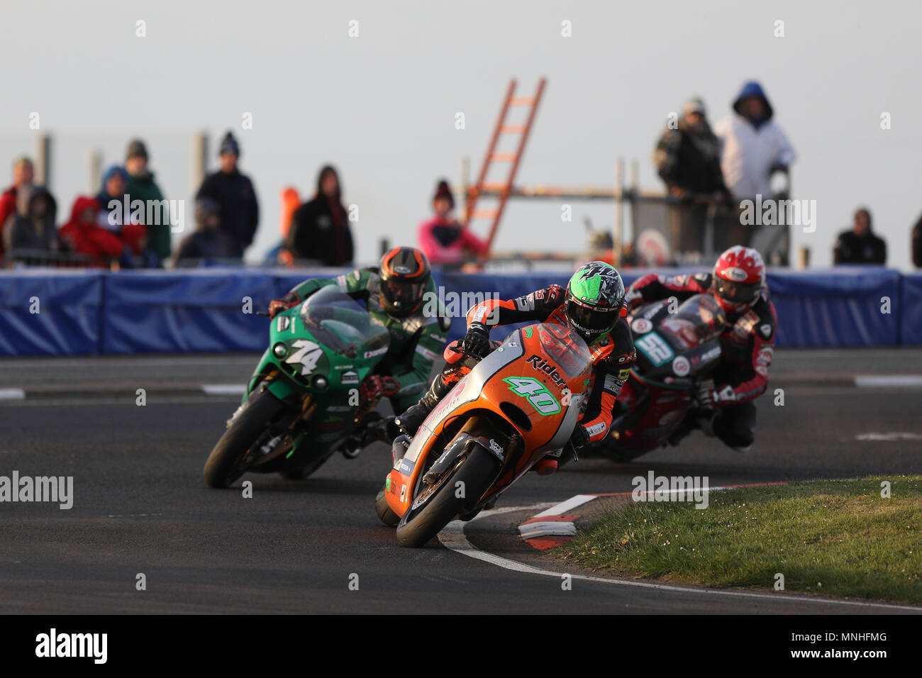 Portrush, Irlanda del Nord. Il 17 maggio 2018. Internazionale Nord Ovest 200 gara di moto, giovedì racing; Martin Jessop (Piloti motocicli) vince la gara Supertwin al nord-ovest 200, davanti a Jeremy McWilliams e Joey Thompson Credito: Azione Sport Plus/Alamy Live News Foto Stock