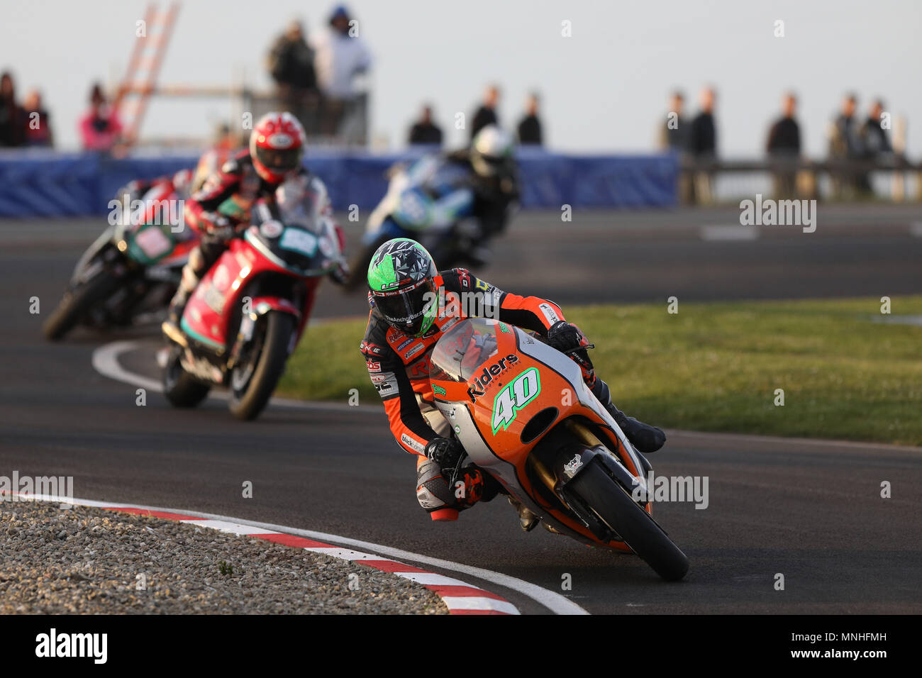 Portrush, Irlanda del Nord. Il 17 maggio 2018. Internazionale Nord Ovest 200 gara di moto, giovedì racing; Martin Jessop (Piloti motocicli) vince la gara Supertwin al nord-ovest 200, davanti a Jeremy McWilliams e Joey Thompson Credito: Azione Sport Plus/Alamy Live News Foto Stock