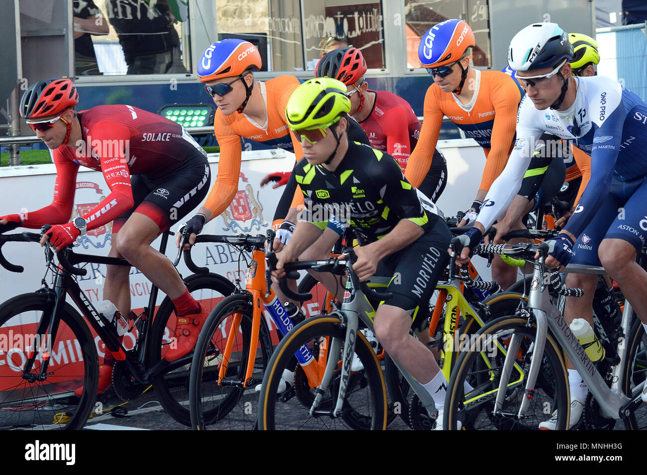 ABERDEEN, Scozia - 17 Maggio 2018: stanno fuori! Piloti di lasciare l'inizio ln l'OVO Energy Tour Gara ciclistica in Union Street Credit: Douglas MacKenzie/Alamy Live News Foto Stock