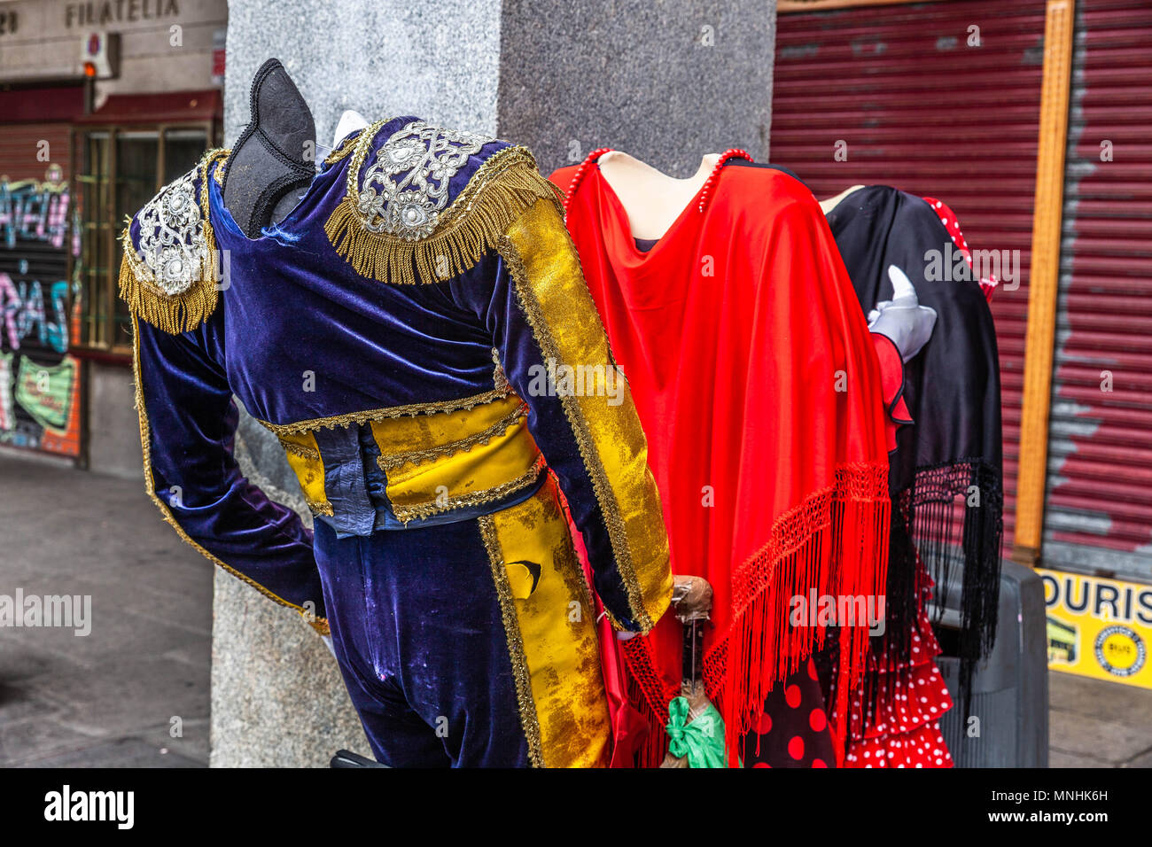 Vista posteriore dei manichini senza testa indossando il tradizionale abbigliamento spagnolo, e in piedi su un carrello, Madrid, Spagna. Foto Stock
