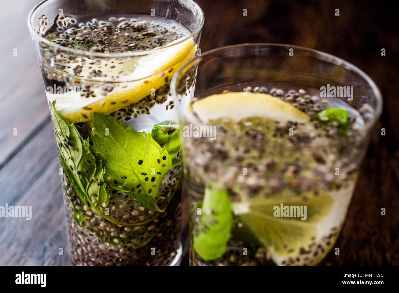 Detox acqua con Chia semi, foglie di menta e limone. Bevanda organico  concetto Foto stock - Alamy