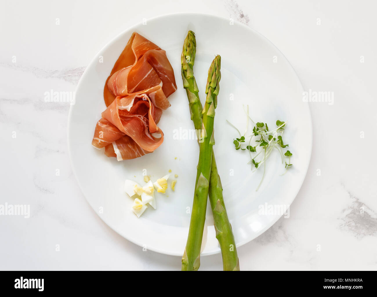 Nuova stagione asparagi con prosciutto di Parma ,l'uovo e crescione Foto Stock