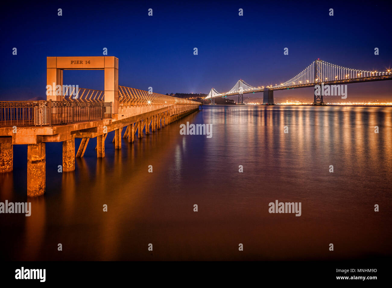 Il Ponte della Baia di San Francisco di Notte dal Pier 14. Foto Stock