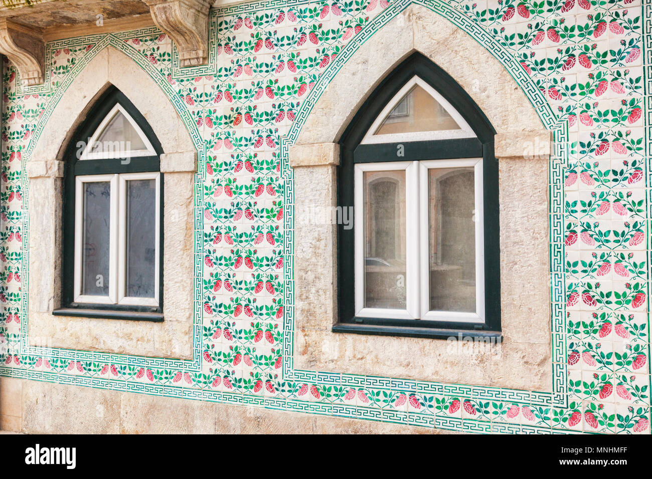 7 Marzo 2018: Lisbona, Portogallo - finestre ad arco e piastrelle di ceramica decorare un vecchio edificio nel quartiere di Alfama. Foto Stock