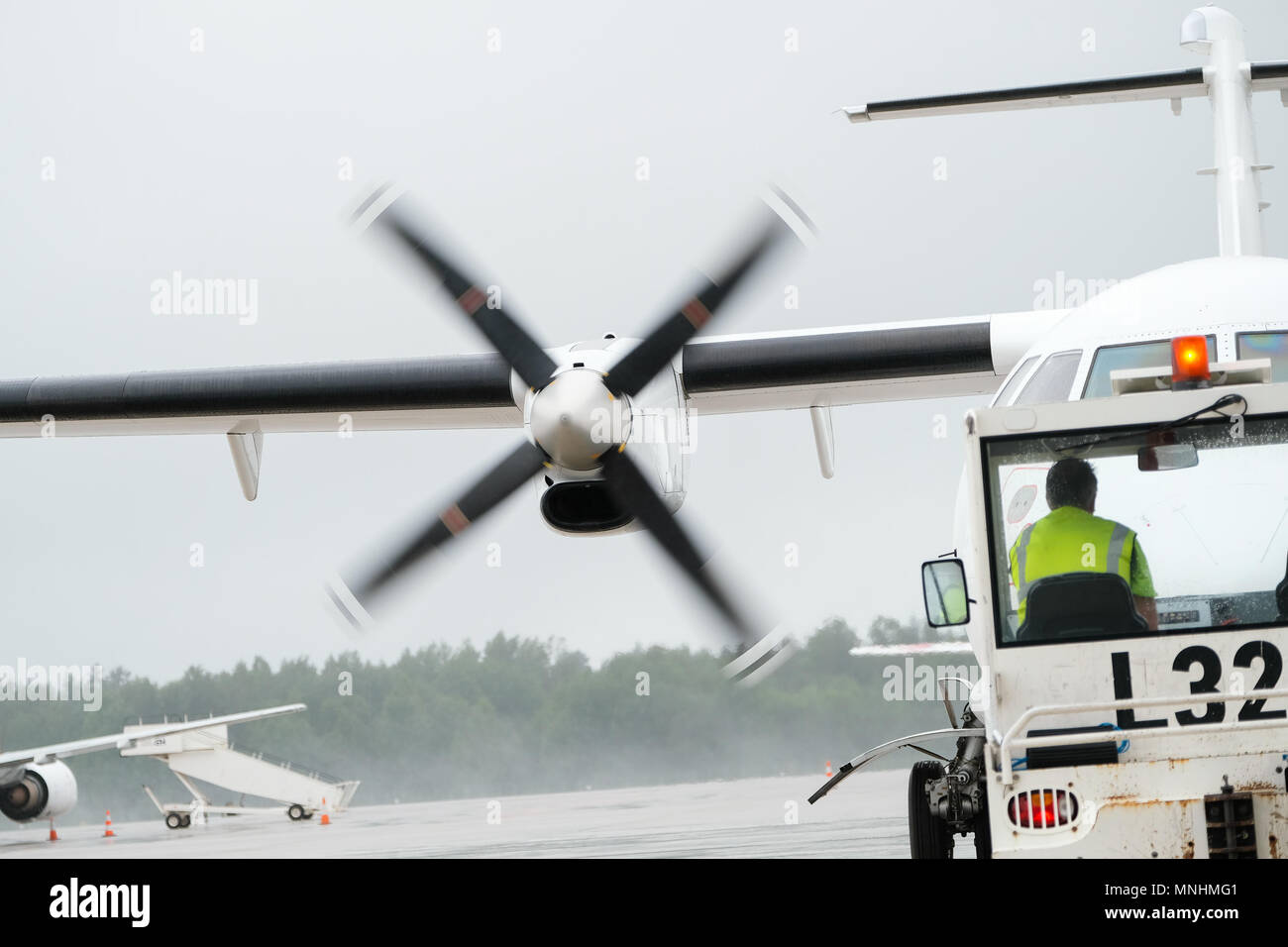 Elica è la filatura come aereo viene spinto fuori dal proprio posto di parcheggio prima del decollo Foto Stock